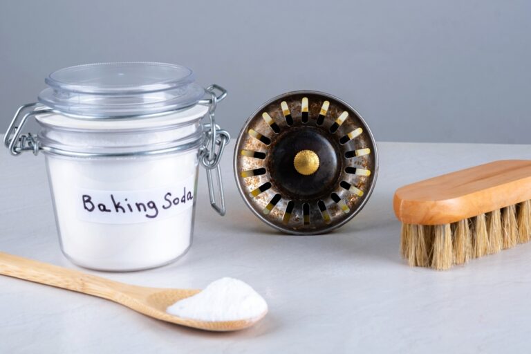 things you should never clean with baking soda